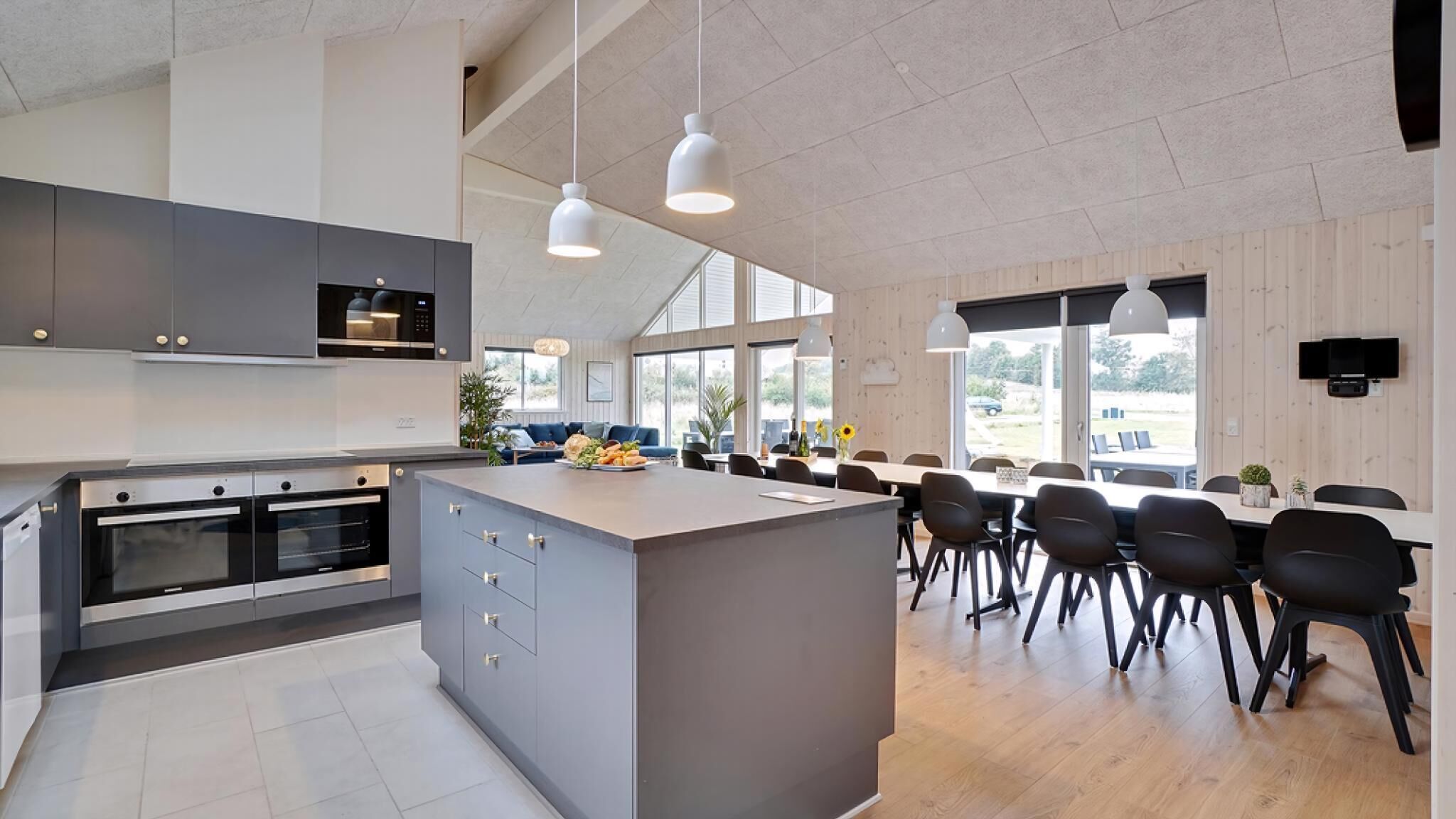 Kjøleskap, ovn, kokeplater og kaffetrakter/tekoker