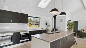 Fridge, microwave, oven, stovetop - VillaVilla 350 - Asserbo/Liseleje, Nordsjælland (Frederiksværk)