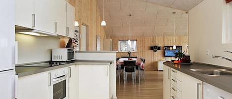 Kylskåp, ugn, spishäll och kaffe- och tebryggare