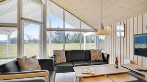 Televisión, chimenea, futbolito y tenis de mesa 