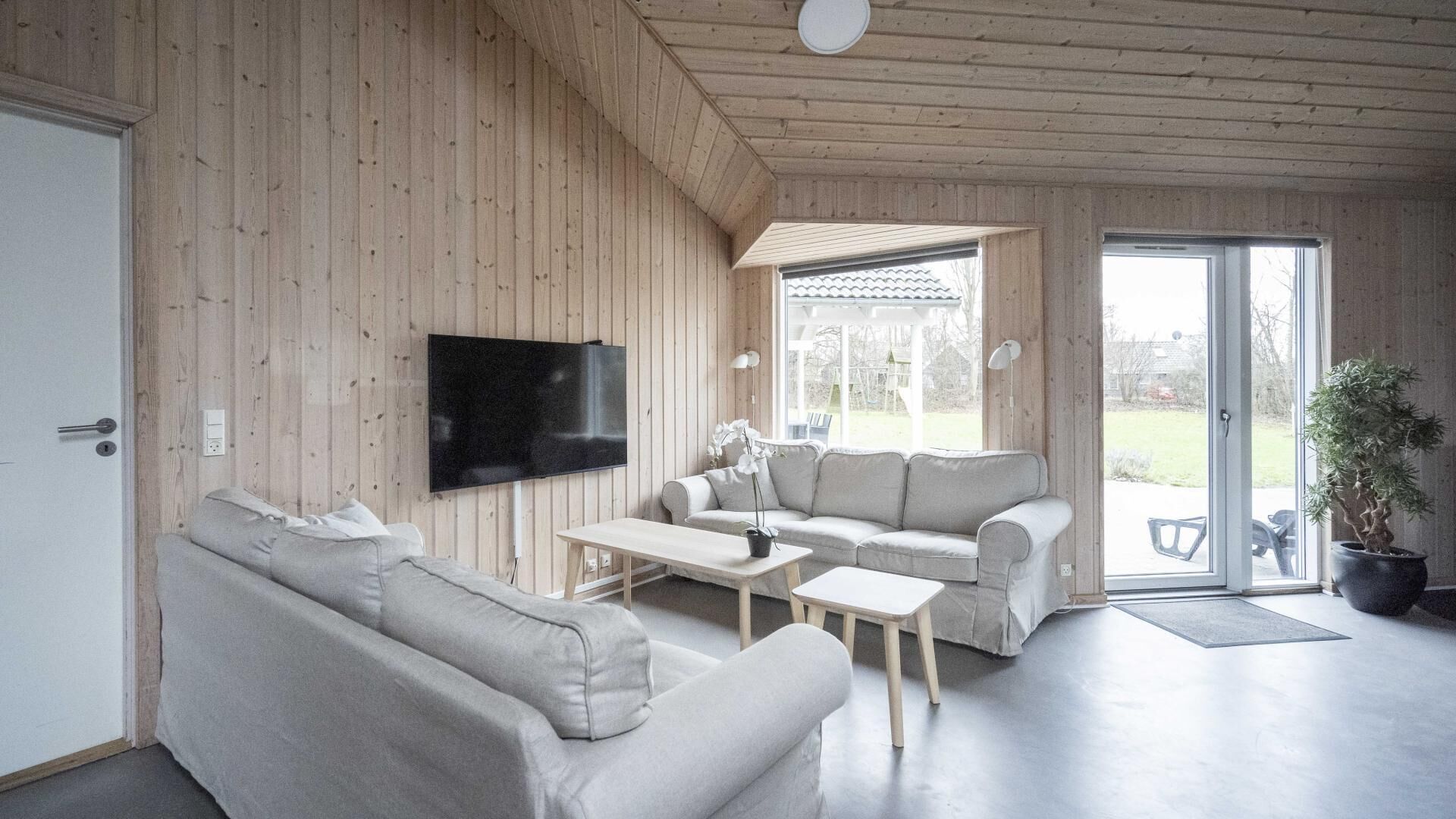 Cheminée, baby-foot, table de tennis de table