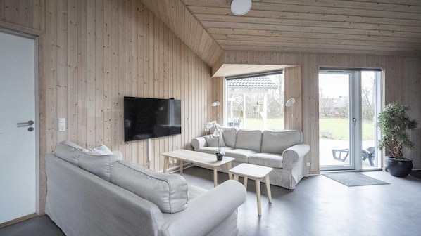 TV, lareira, console de videogame, pebolim