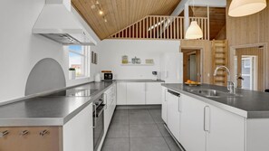 Geladeira, fogão, cooktop, cafeteira/chaleira