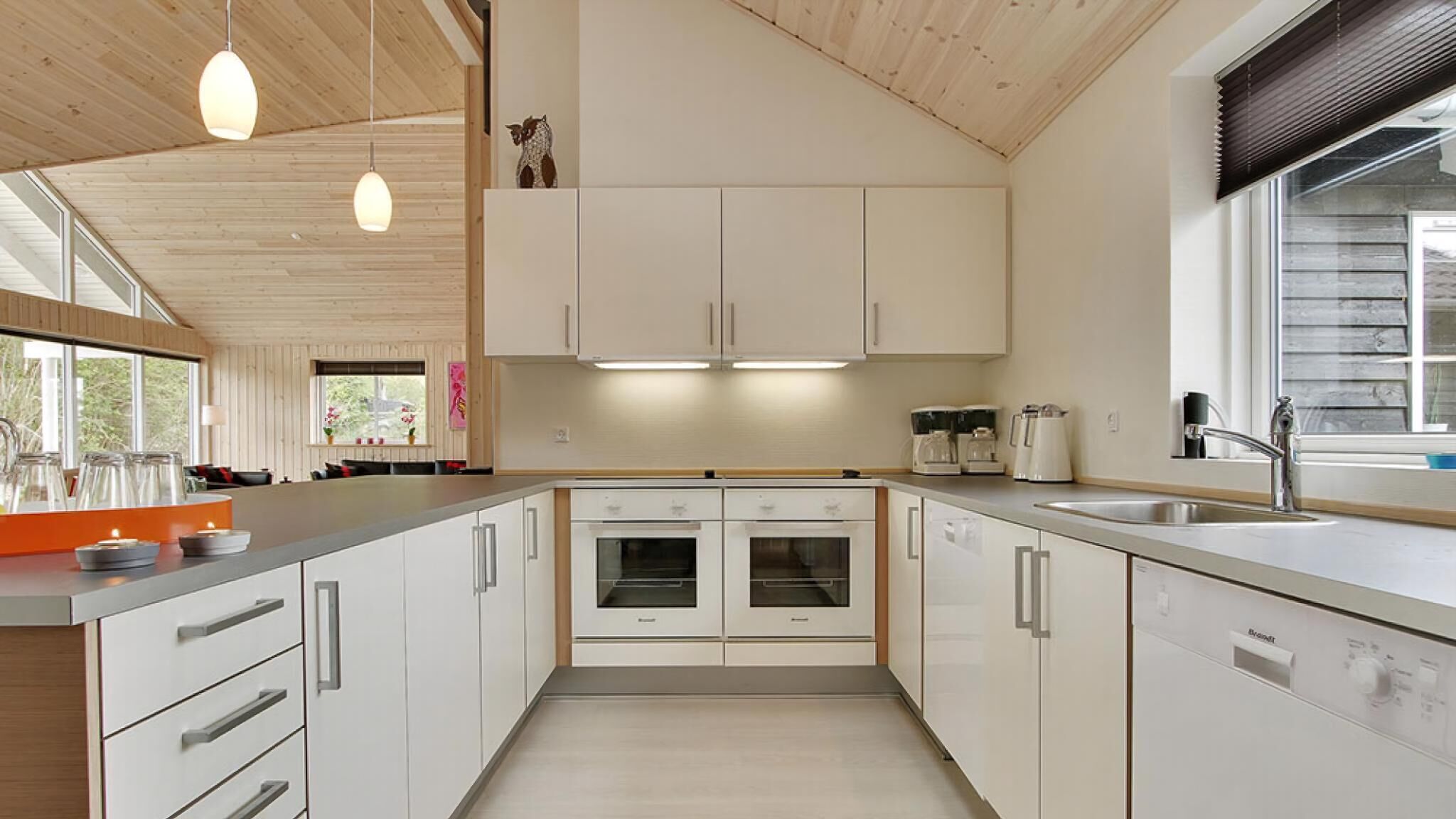 Refrigerador, horno, parrilla de estufa y cafetera y tetera 