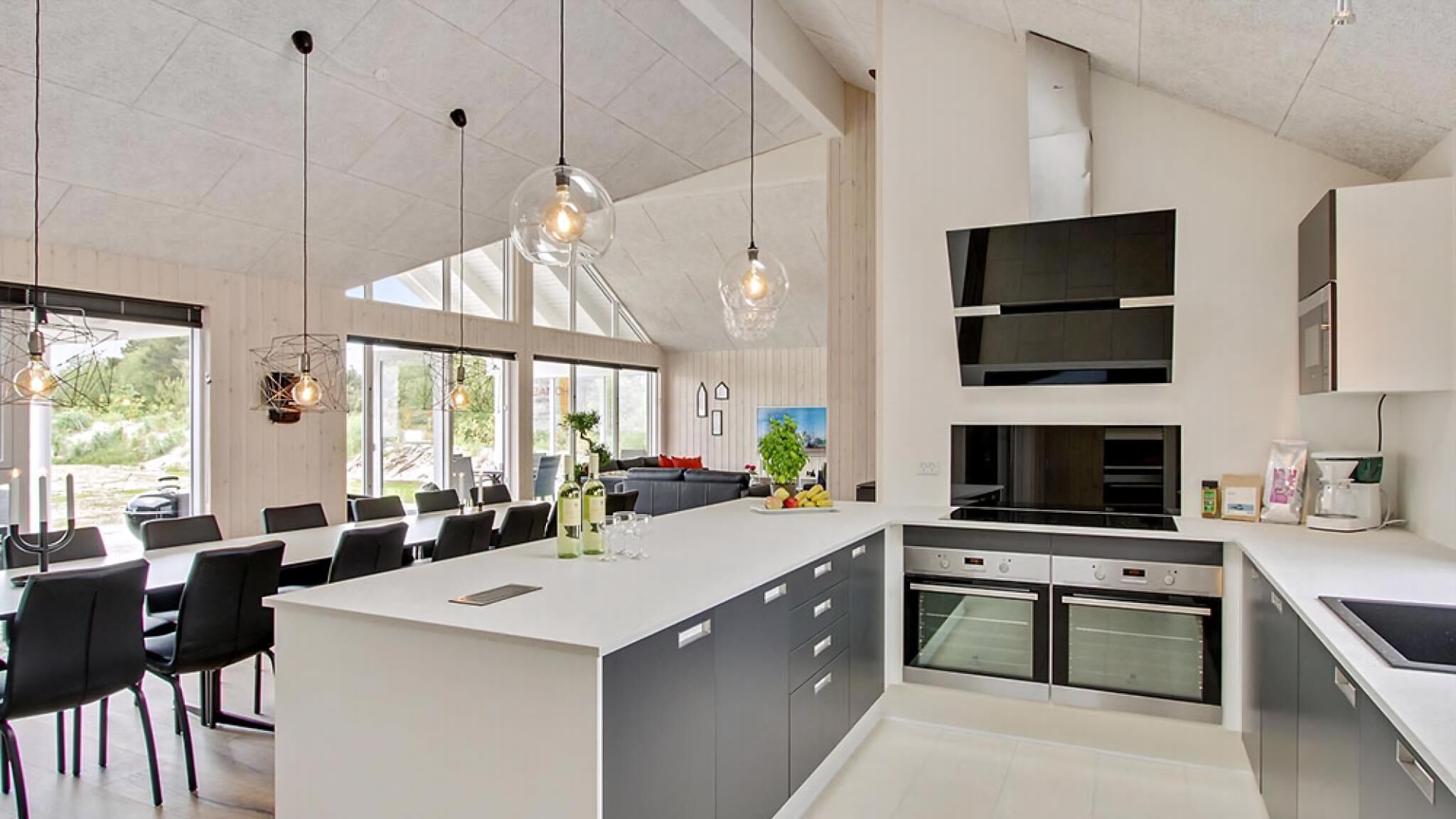 Kjøleskap, ovn, kokeplater og kaffetrakter/tekoker