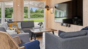 Televisión, chimenea, consola de videojuegos y futbolito 