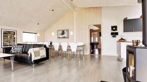 Cheminée, baby-foot, table de tennis de table