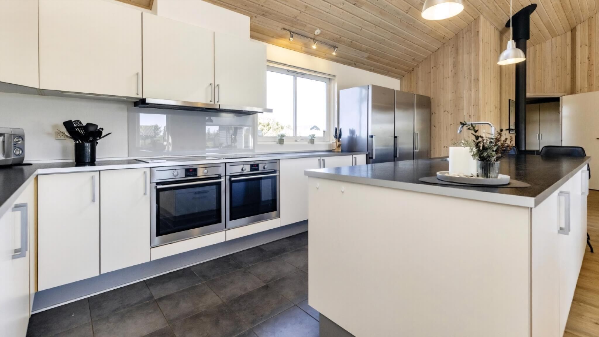 冷蔵庫、オーブン、コンロ、コーヒー / ティーメーカー