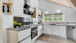 Réfrigérateur, four, plaque de cuisson, cafetière/bouilloire