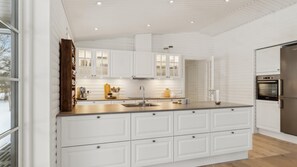 Refrigerador, horno, placa de cocina, cafetera/tetera