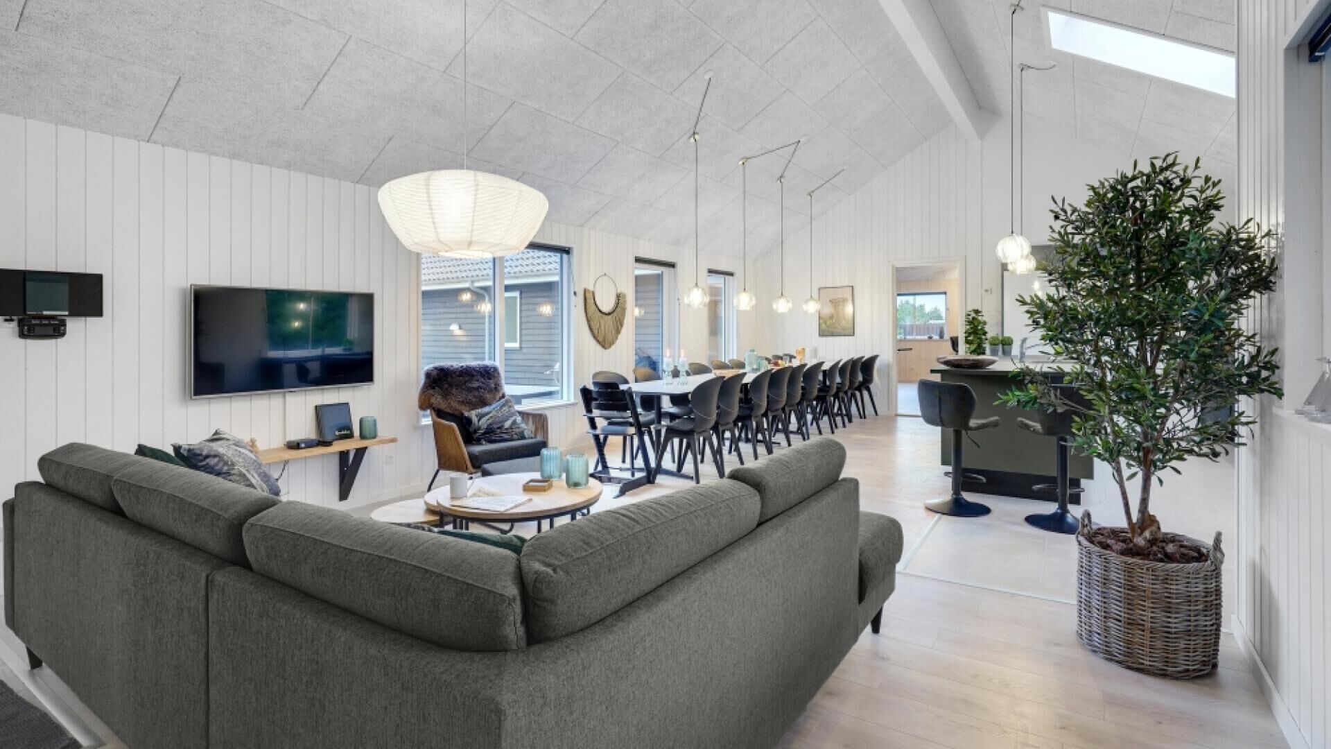 Cheminée, baby-foot, table de tennis de table