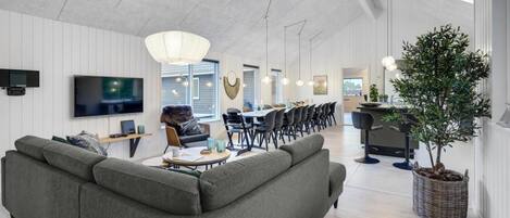 Cheminée, baby-foot, table de tennis de table