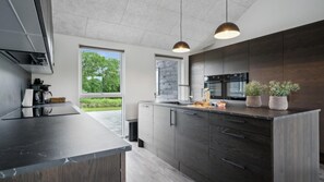 Wasserkocher mit Kaffee-/Teezubehör, Kühlschrank, Mikrowelle, Ofen