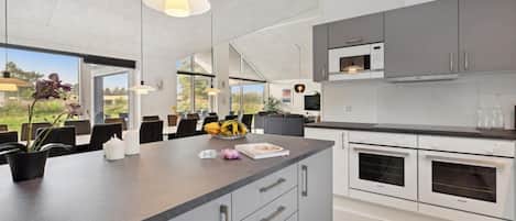 Kjøleskap, ovn, kokeplater og kaffetrakter/tekoker