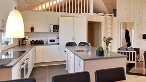 Fridge, microwave, oven, stovetop - VillaVilla 251 - Marielyst, Lolland/Falster/møn (Idestrup)