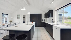Wasserkocher mit Kaffee-/Teezubehör, Kühlschrank, Mikrowelle, Ofen