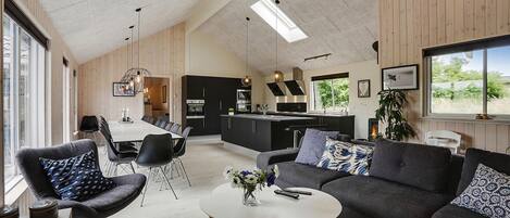 Peis, fotballspill og bordtennis