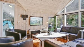 Télévision, cheminée, table de tennis de table