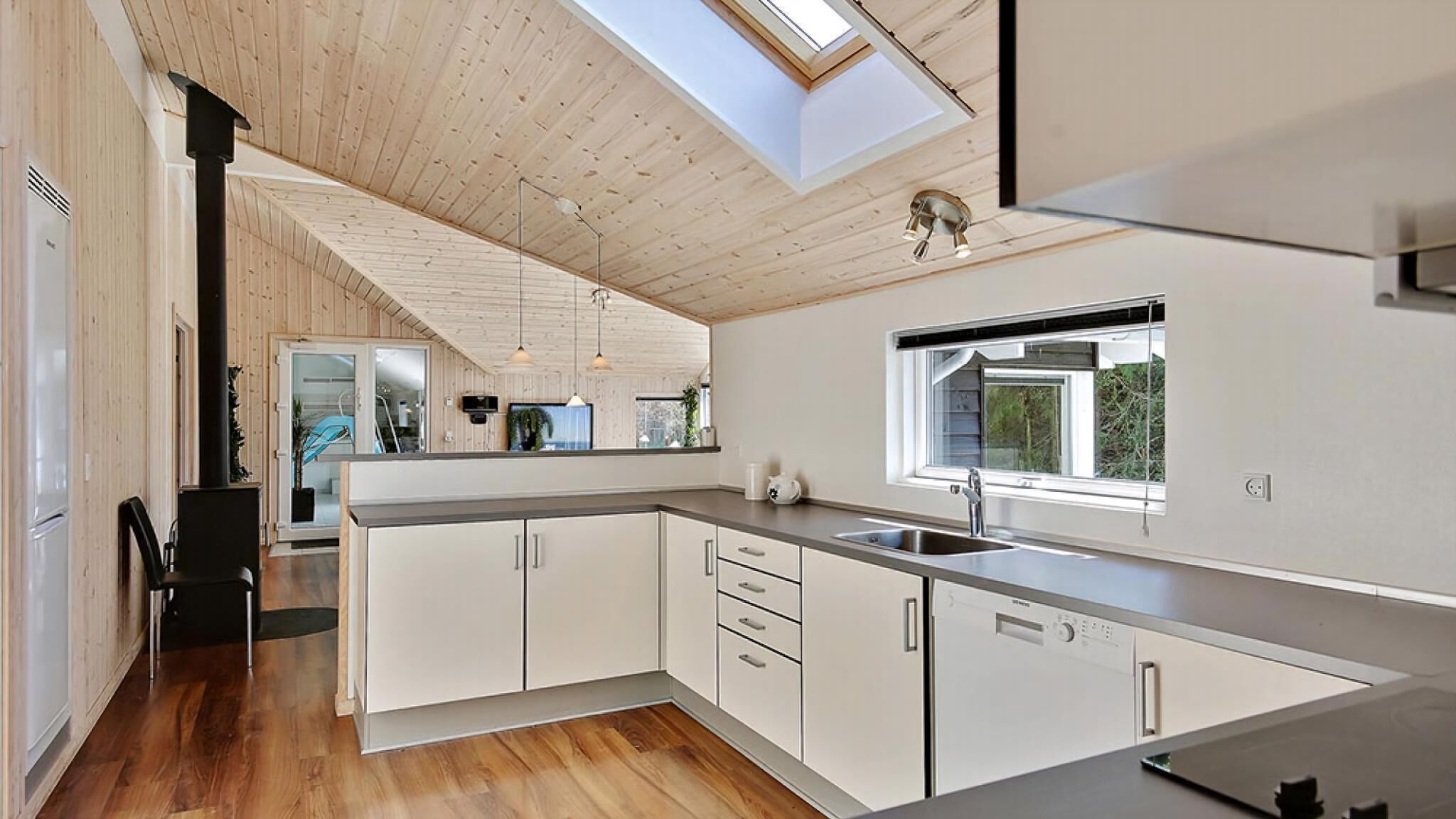 Een koelkast, een oven, een kookplaat, een koffiezetapparaat/waterkoker