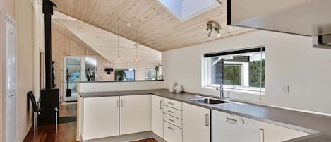 Een koelkast, een oven, een kookplaat, een koffiezetapparaat/waterkoker