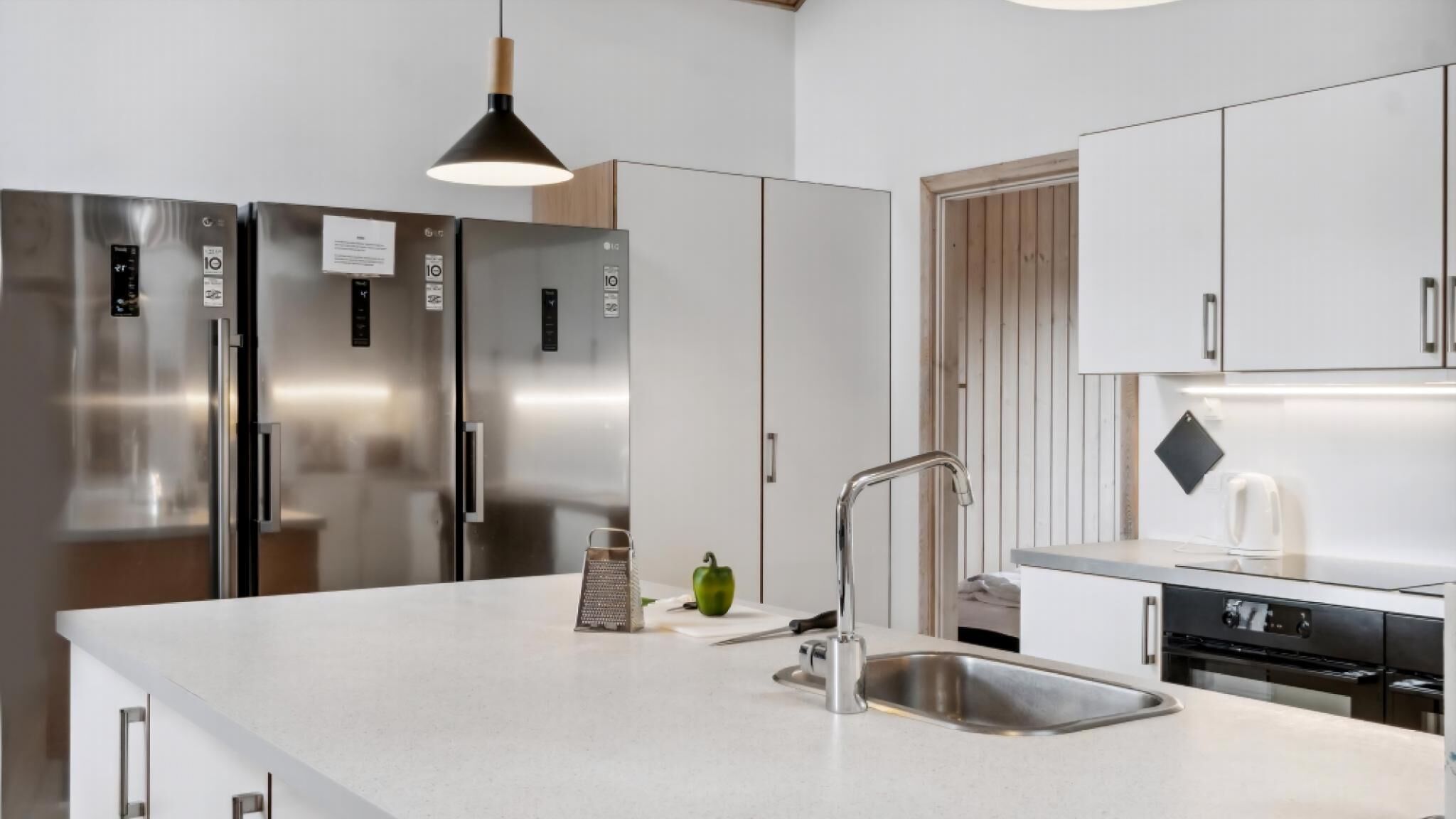 Jääkaappi, uuni, liesi, kahvin-/teenkeitin