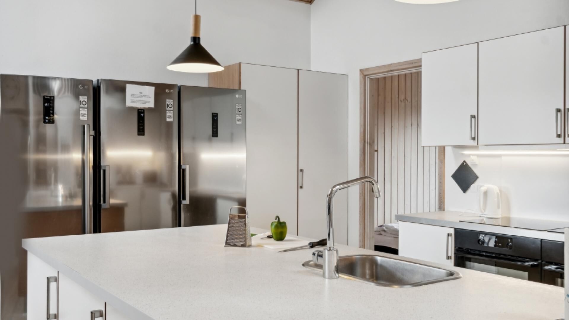 Fridge, oven, stovetop, coffee/tea maker