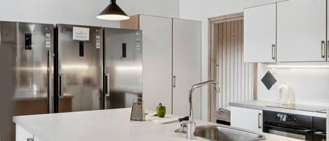 Fridge, oven, stovetop, coffee/tea maker