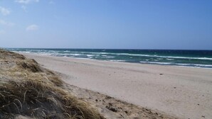 A beach with a sandy shore and waves crashing onto it. - VillaVilla 323 - Tisvildeleje, Nordsjælland (Tisvildeleje)