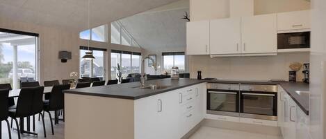 Fridge, oven, stovetop, coffee/tea maker