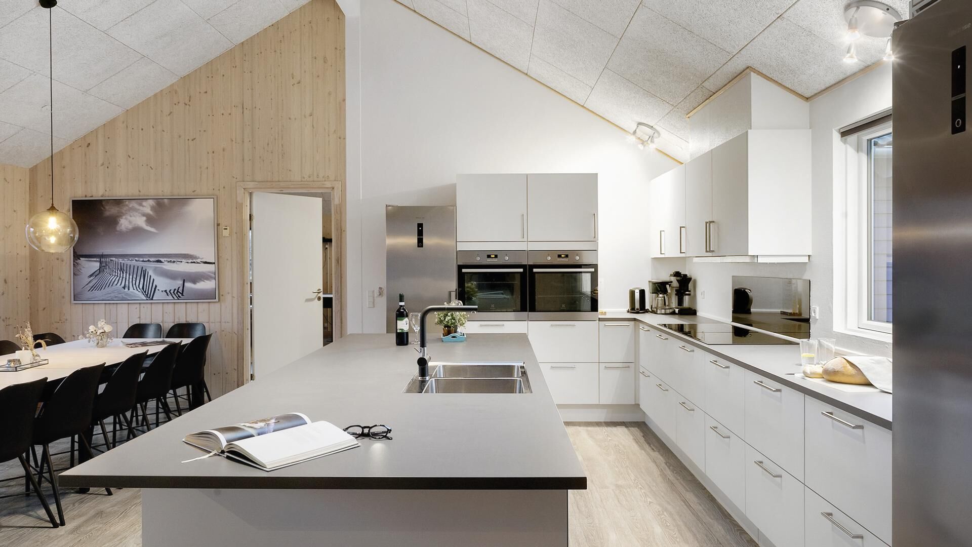 Jääkaappi, uuni, liesi, kahvin-/teenkeitin