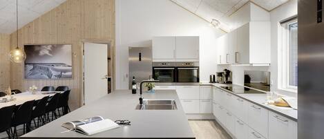 Jääkaappi, uuni, liesi, kahvin-/teenkeitin