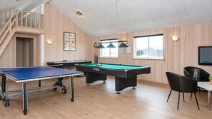 Et rekreativt rum med billardbord, snookerbord og bordtennisbord.