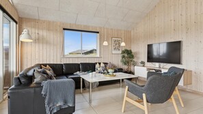 Cheminée, baby-foot, table de tennis de table