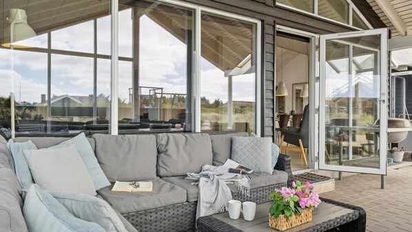 Cheminée, baby-foot, table de tennis de table