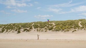 A beach with dunes and a person flying a kite. - VillaVilla 283 - Vejers, Vestjylland (Vejers Strand)