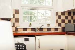 Private kitchen - Cosy City Oasis - Sleeps 4 - Parking included Contractor Discounts! (London)