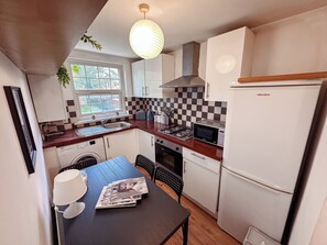 Private kitchen - Cosy City Oasis - Sleeps 4 - Parking included Contractor Discounts! (London)