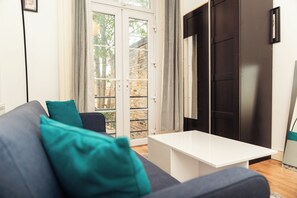 Smart TV - Cosy City Oasis - Sleeps 4 - Parking included Contractor Discounts! (London)