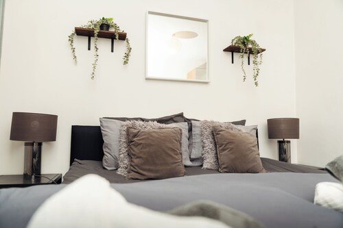 Cosy City Oasis - Sleeps 4 - Parking included Contractor Discounts!