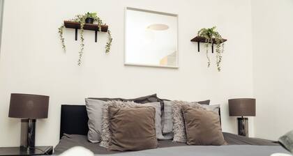 Cosy City Oasis - Sleeps 4 - Parking included Contractor Discounts!