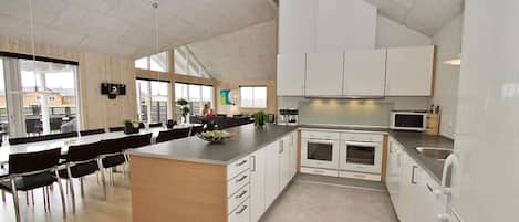 Réfrigérateur, four, plaque de cuisson, cafetiÚre/bouilloire