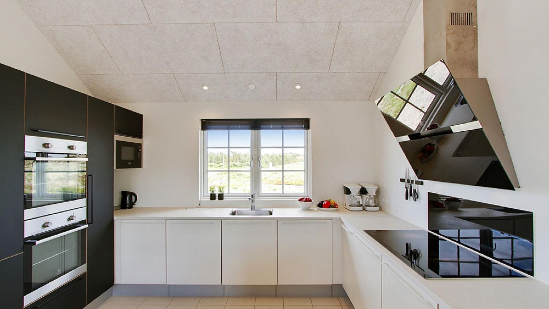 Uma cozinha moderna com uma janela ampla, eletrodomésticos embutidos e um design elegante.