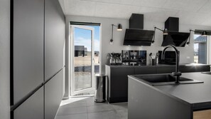 Fridge, microwave, oven, stovetop - VillaVilla 554 - Houstrup Strand, Vestjylland (Nørre Nebel)