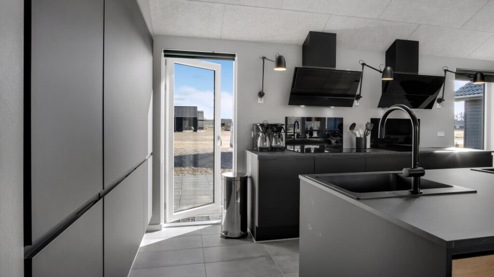 Een koelkast, een oven, een kookplaat, een koffiezetapparaat/waterkoker