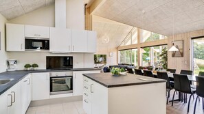 Fridge, microwave, oven, stovetop - VillaVilla 416 - Vejby Strand, Nordsjælland (Vejby)