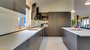 Frigorífico, horno, placa de cocina y cafetera o tetera