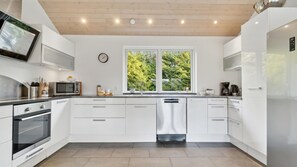 Fridge, microwave, oven, stovetop - VillaVilla 681 - Vejby Strand, Nordsjælland (Vejby)