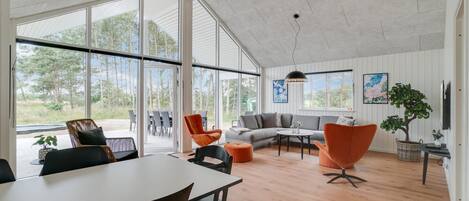 Peis, fotballspill og bordtennis