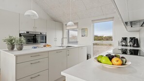 Coffee/tea maker, fridge, microwave, oven - VillaVilla 902 - Nr. Lyngby ved Løkken, nordjyllan (Løkken)