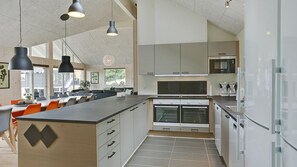 Kylskåp, ugn, spishäll och kaffe- och tebryggare